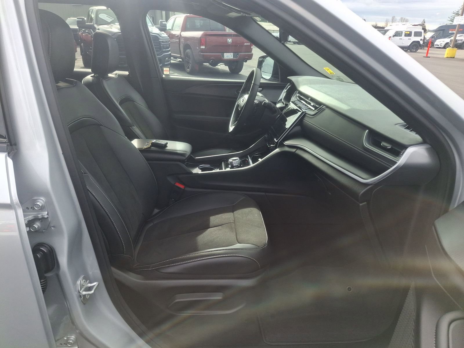 Used 2025 Jeep Grand Cherokee L Altitude AWD/4WD image 31