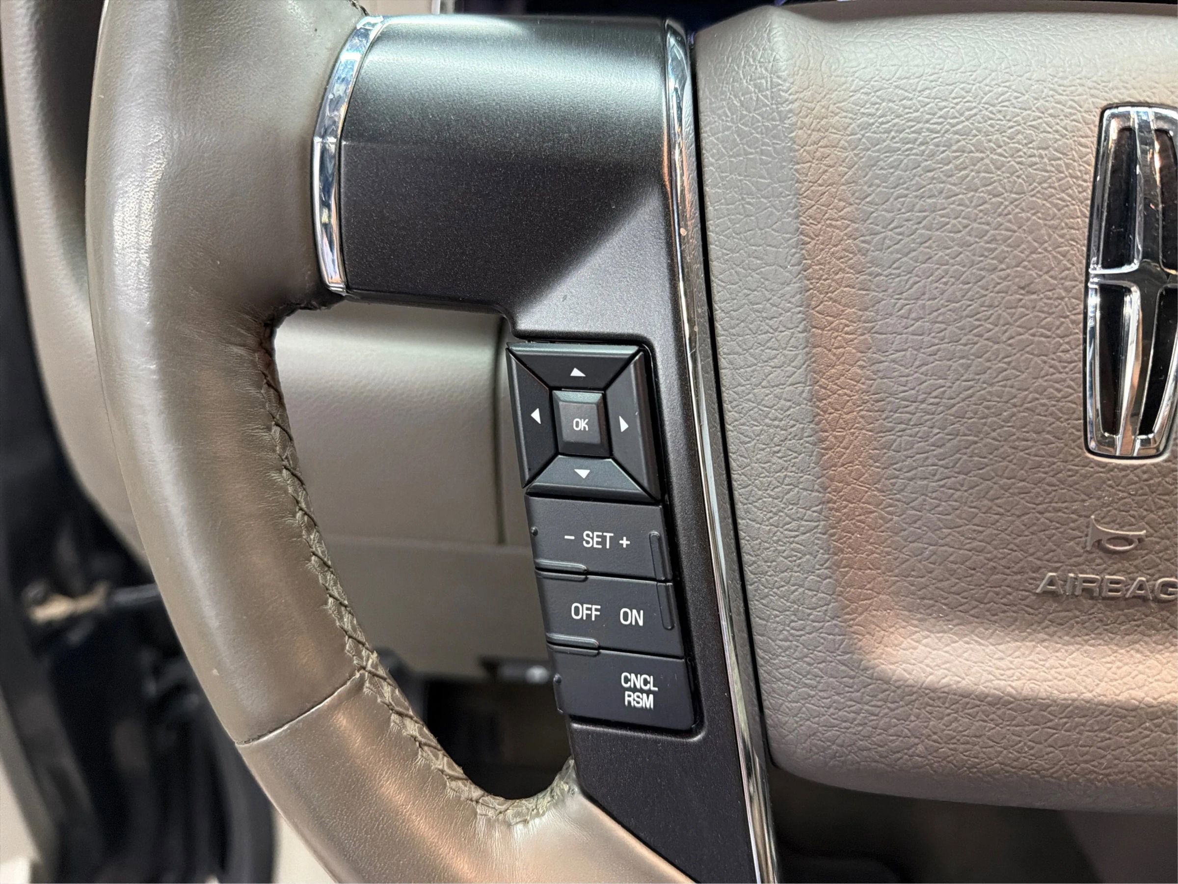 Used 2016 Lincoln Navigator L Select RWD image 26