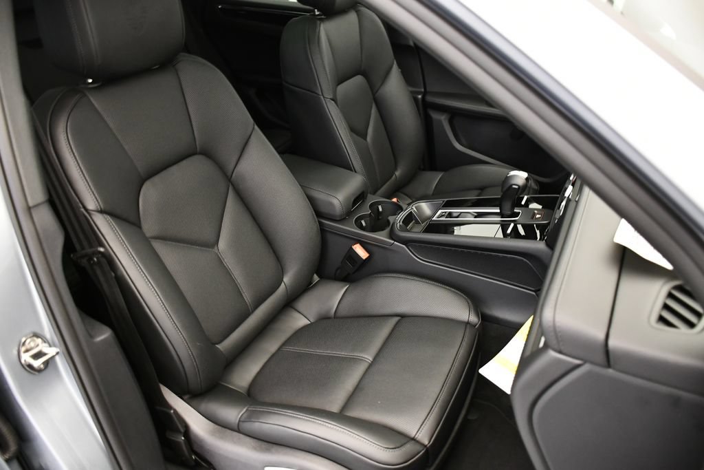 Certified 2026 Porsche Macan Turbo AWD/4WD image 52