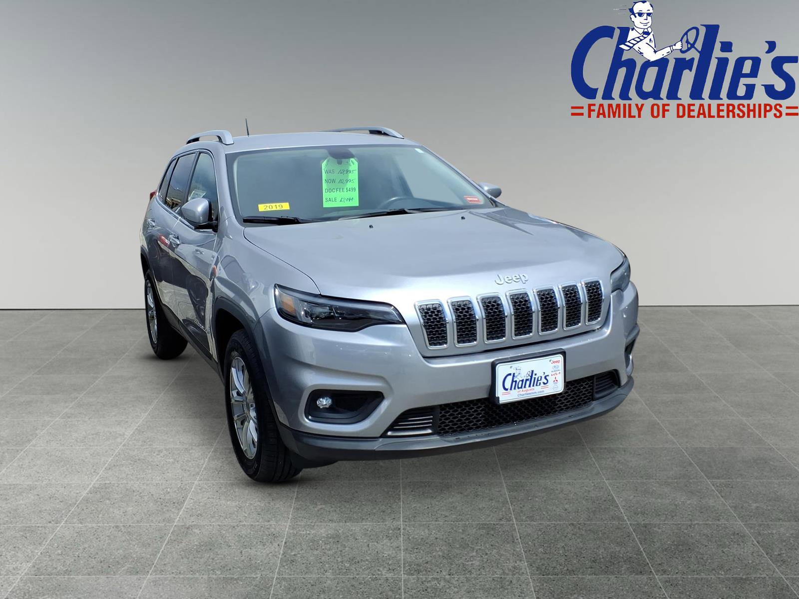 Used 2019 Jeep Cherokee Latitude w/ Cold Weather Group AWD/4WD image 3