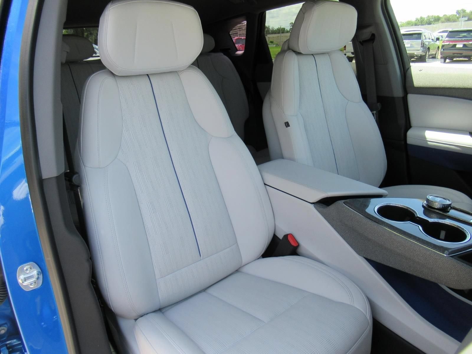 Certified 2025 Cadillac Optiq Luxury 2 AWD/4WD image 10