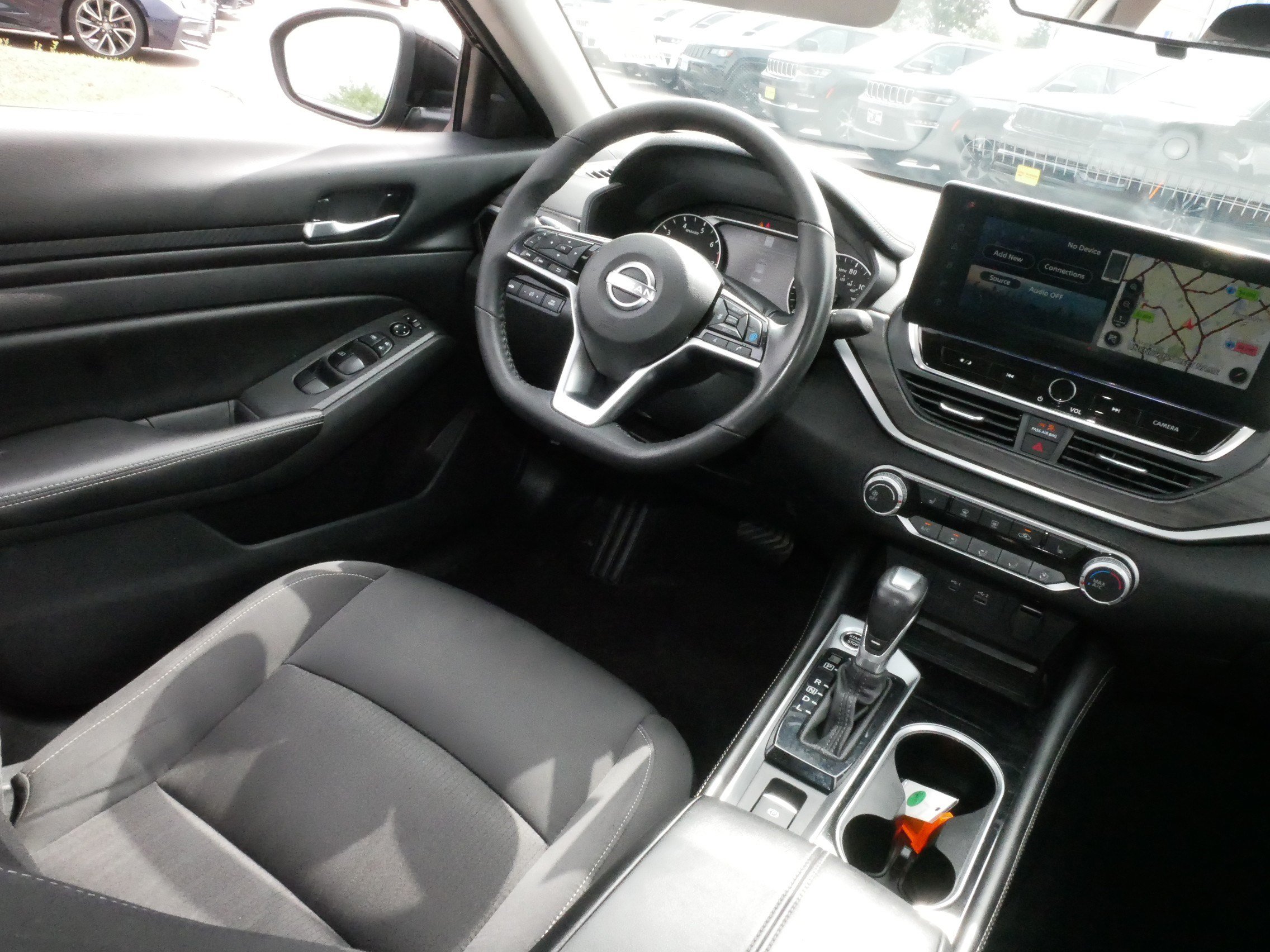 Used 2024 Nissan Altima 2.5 SV w/ SV Premium Package AWD/4WD image 9