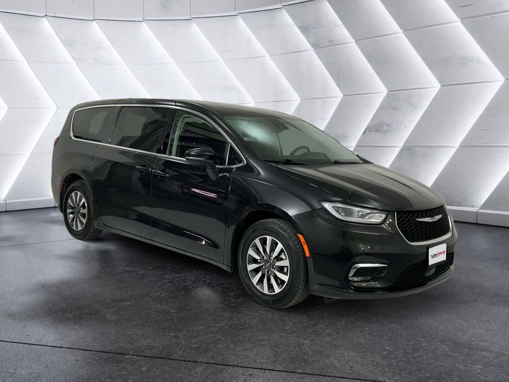 Used 2023 Chrysler Pacifica Touring-L FWD image 1