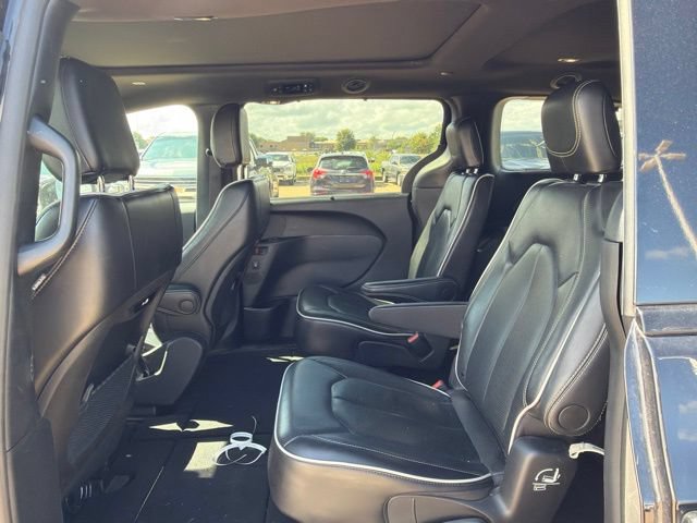 Used 2025 Chrysler Pacifica Limited FWD image 17