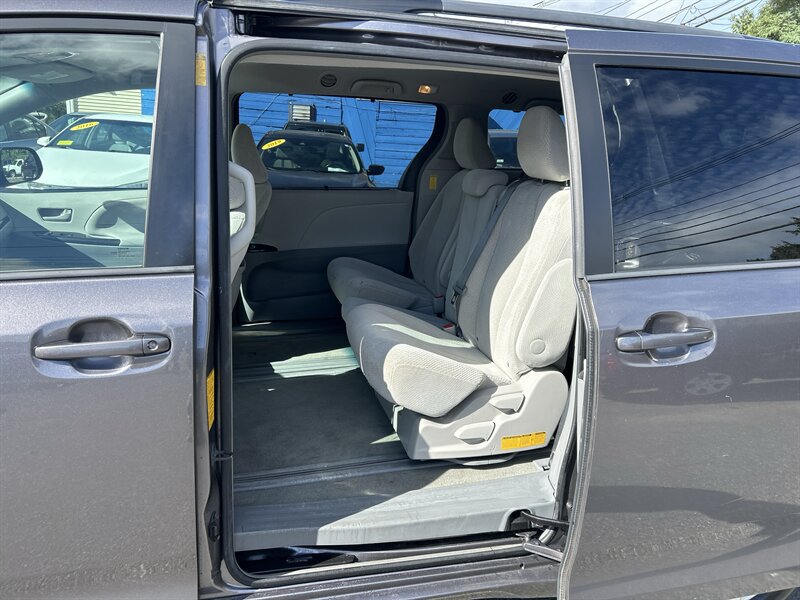 Used 2014 Toyota Sienna LE FWD image 10