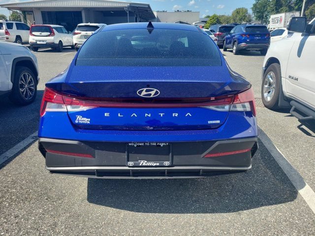 Used 2025 Hyundai Elantra Hybrid FWD image 5