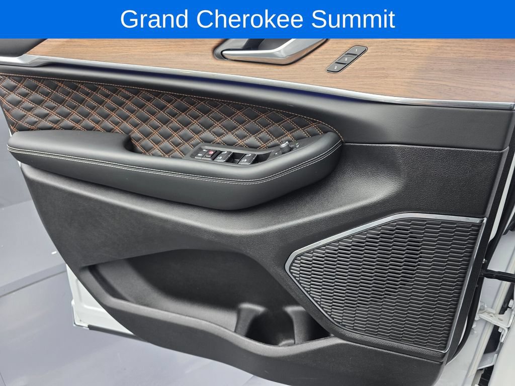 Used 2025 Jeep Grand Cherokee Summit w/ Obsidian Package AWD/4WD image 25