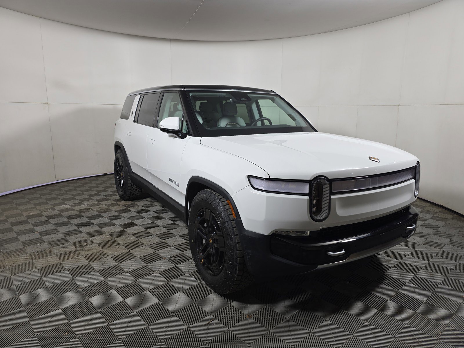 Used 2024 Rivian R1S Adventure AWD/4WD image 7