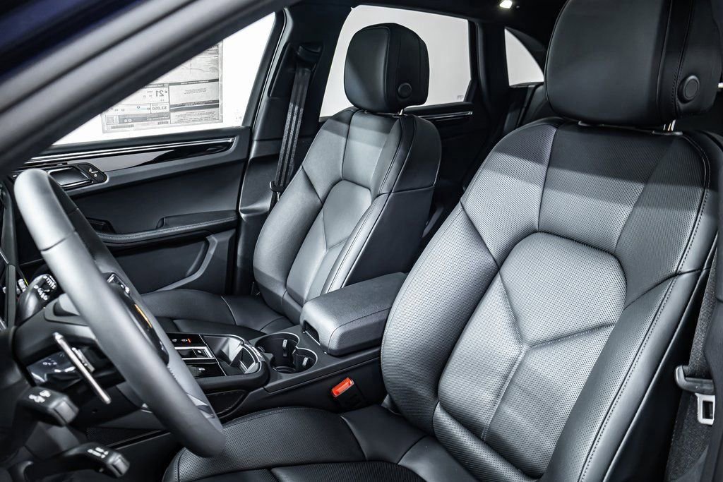 Certified 2025 Porsche Macan image 5
