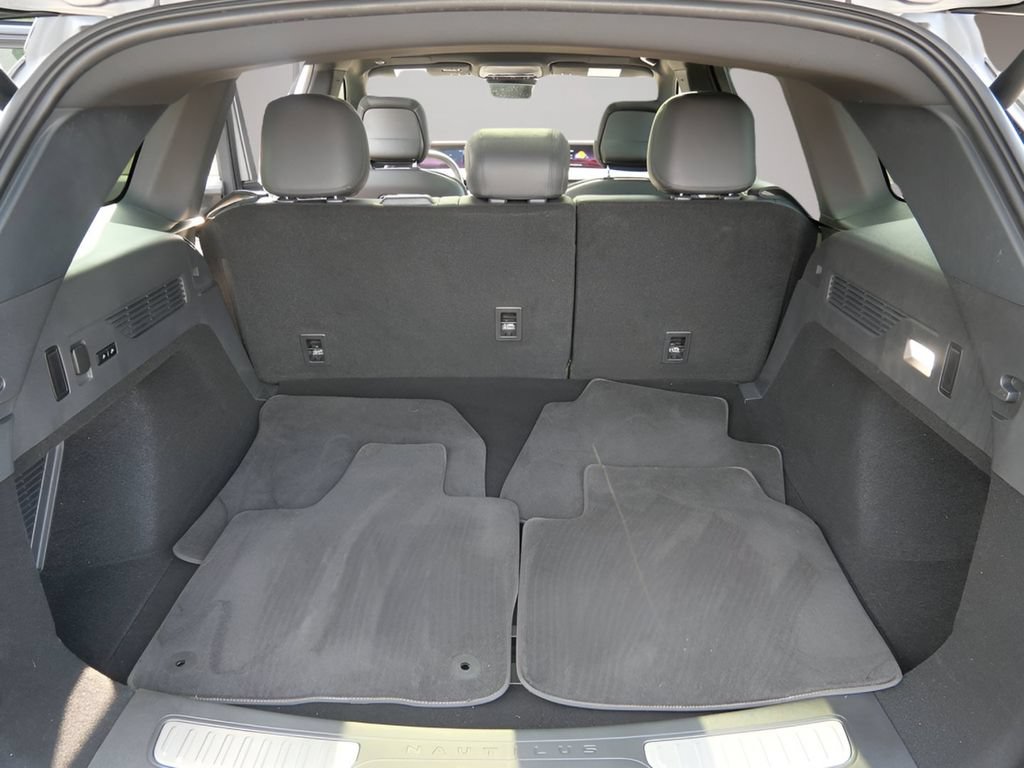 Used 2025 Lincoln Nautilus Reserve AWD/4WD image 12