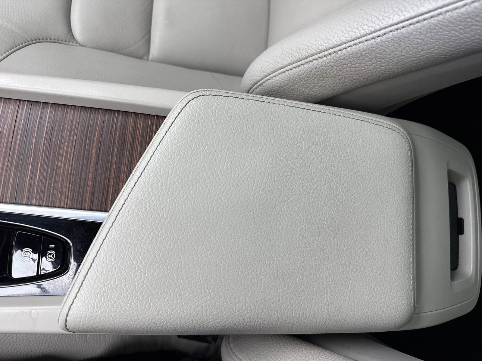 Used 2022 Volvo XC60 B5 Momentum w/ Protection Package Premier FWD image 33