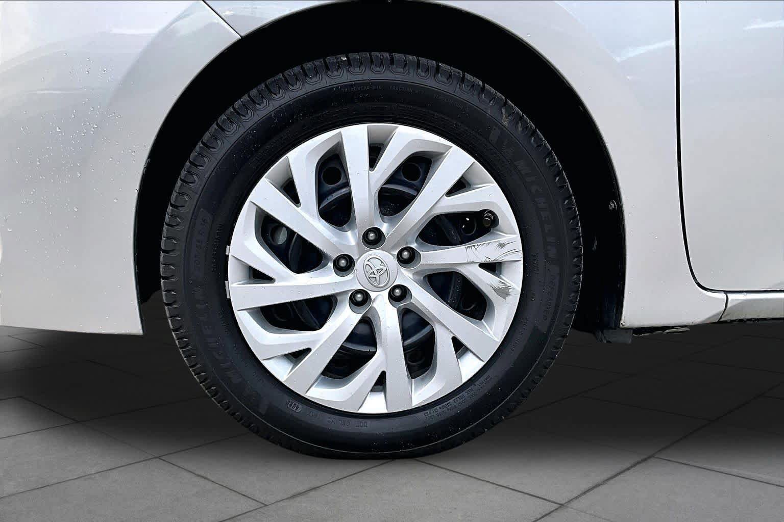 Used 2018 Toyota Corolla LE FWD image 11