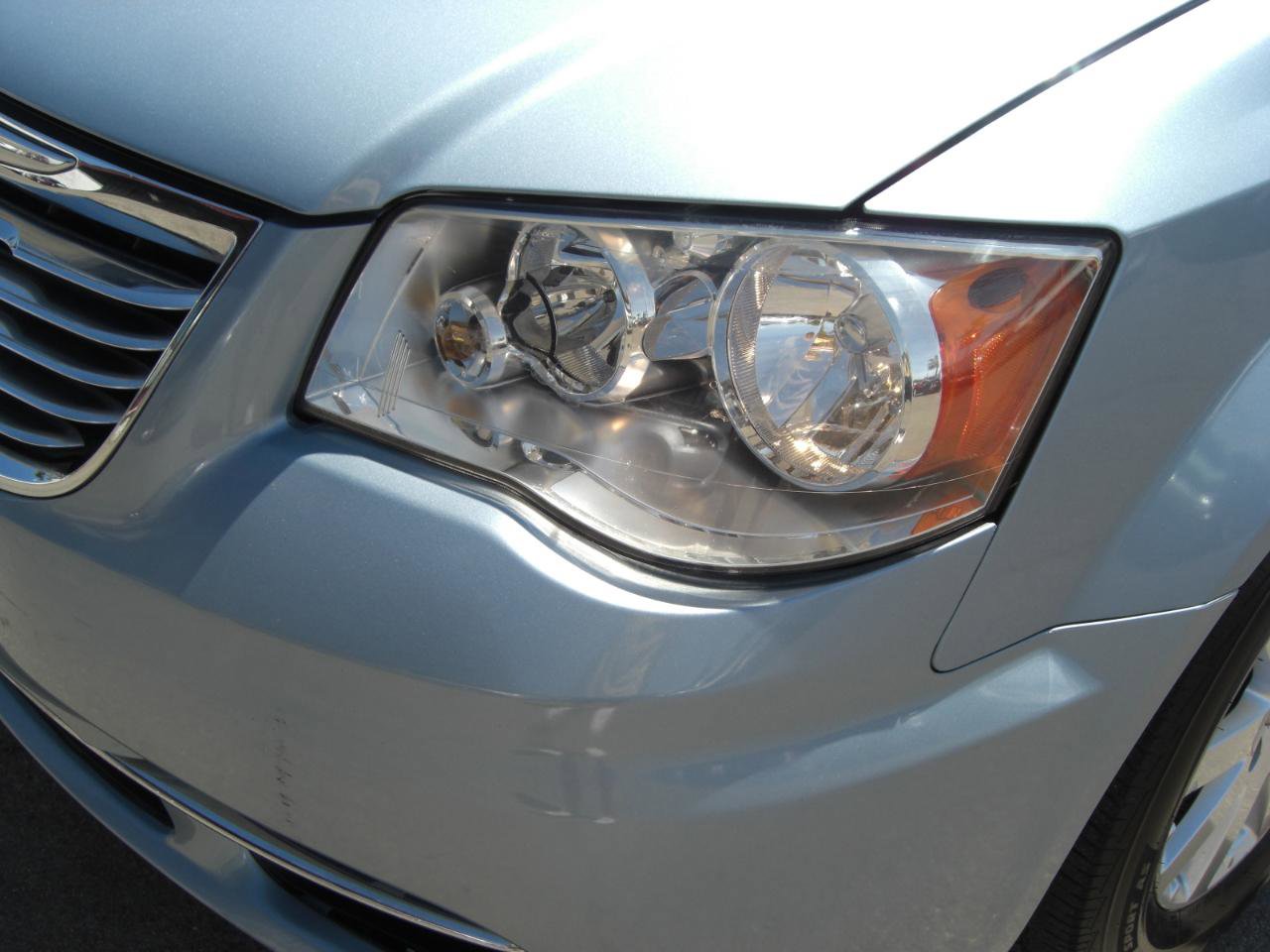 Used 2013 Chrysler Town & Country Touring FWD image 3