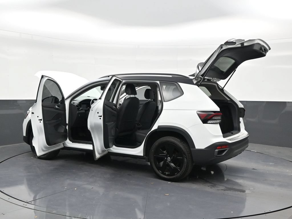 Used 2025 Volkswagen Taos SE FWD image 31