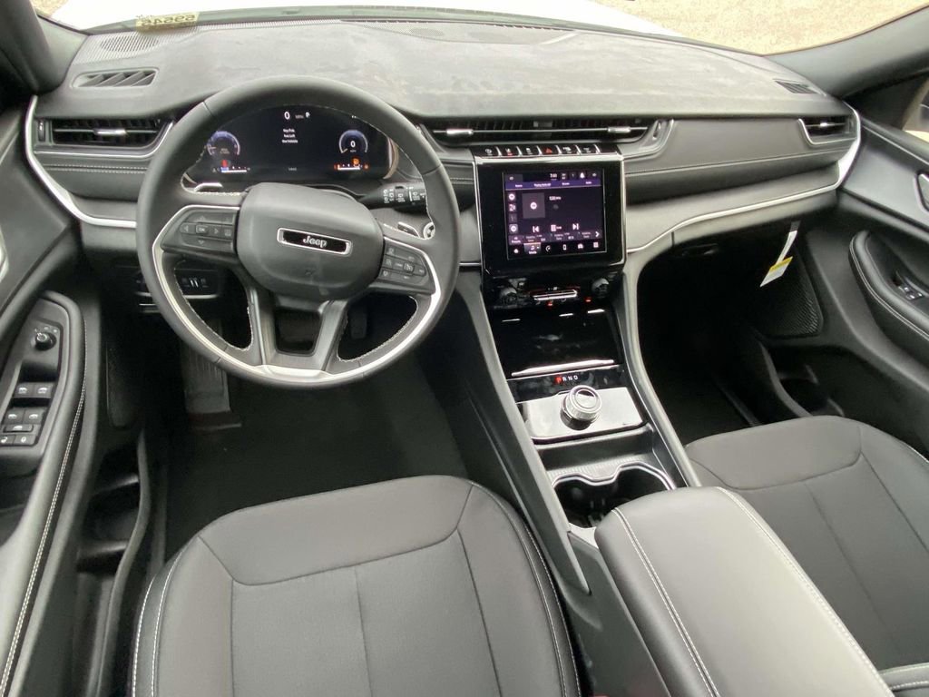 New 2025 Jeep Grand Cherokee Laredo w/ MOPAR Finishing Package image 10