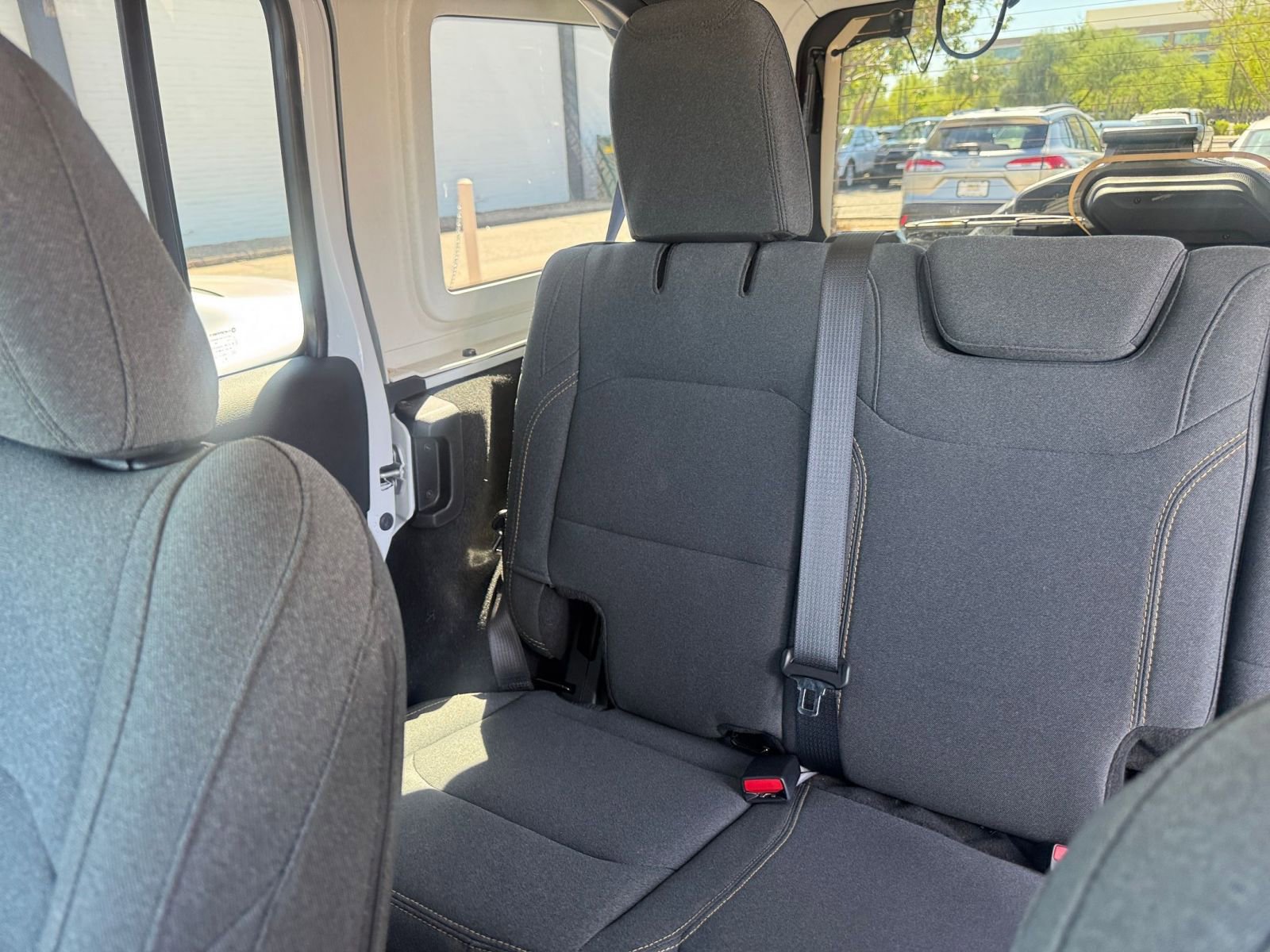 Used 2025 Jeep Wrangler Sahara image 38