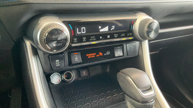 Used 2022 Toyota RAV4 SE w/ SE Grade Weather Package AWD/4WD image 16