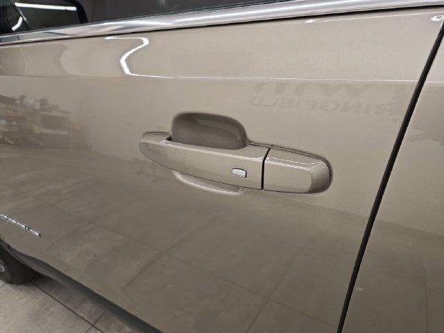 Used 2022 GMC Acadia SLT w/ Technology Package AWD/4WD image 22
