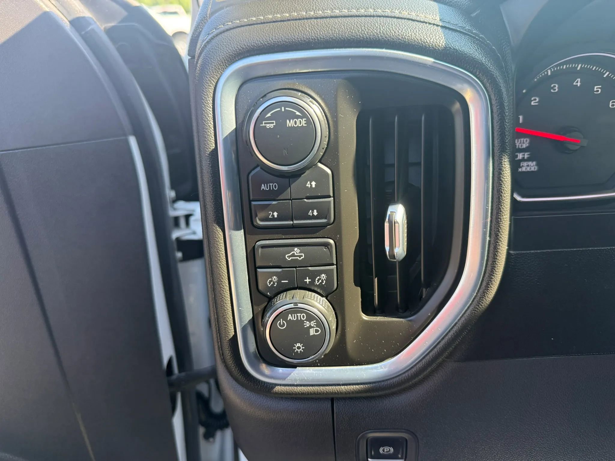 Used 2020 Chevrolet Silverado 1500 LT w/ Z71 Off-Road Package AWD/4WD image 13