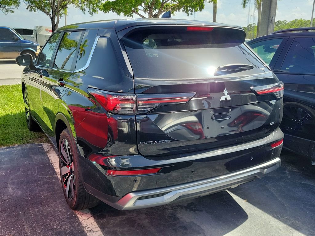 New 2025 Mitsubishi Outlander SE image 3