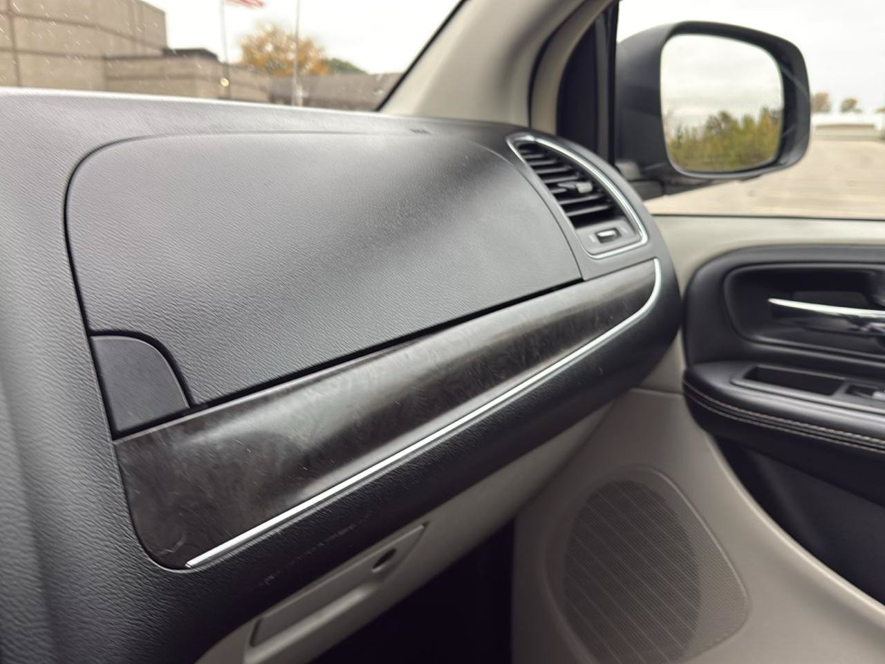 Used 2016 Chrysler Town & Country Touring w/ Driver Convenience Group FWD image 20