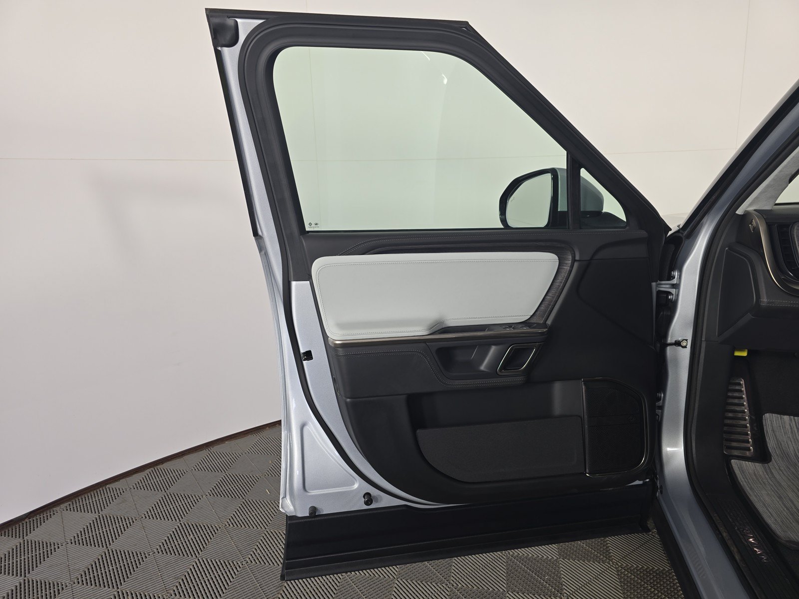 Used 2023 Rivian R1T Adventure AWD/4WD image 16