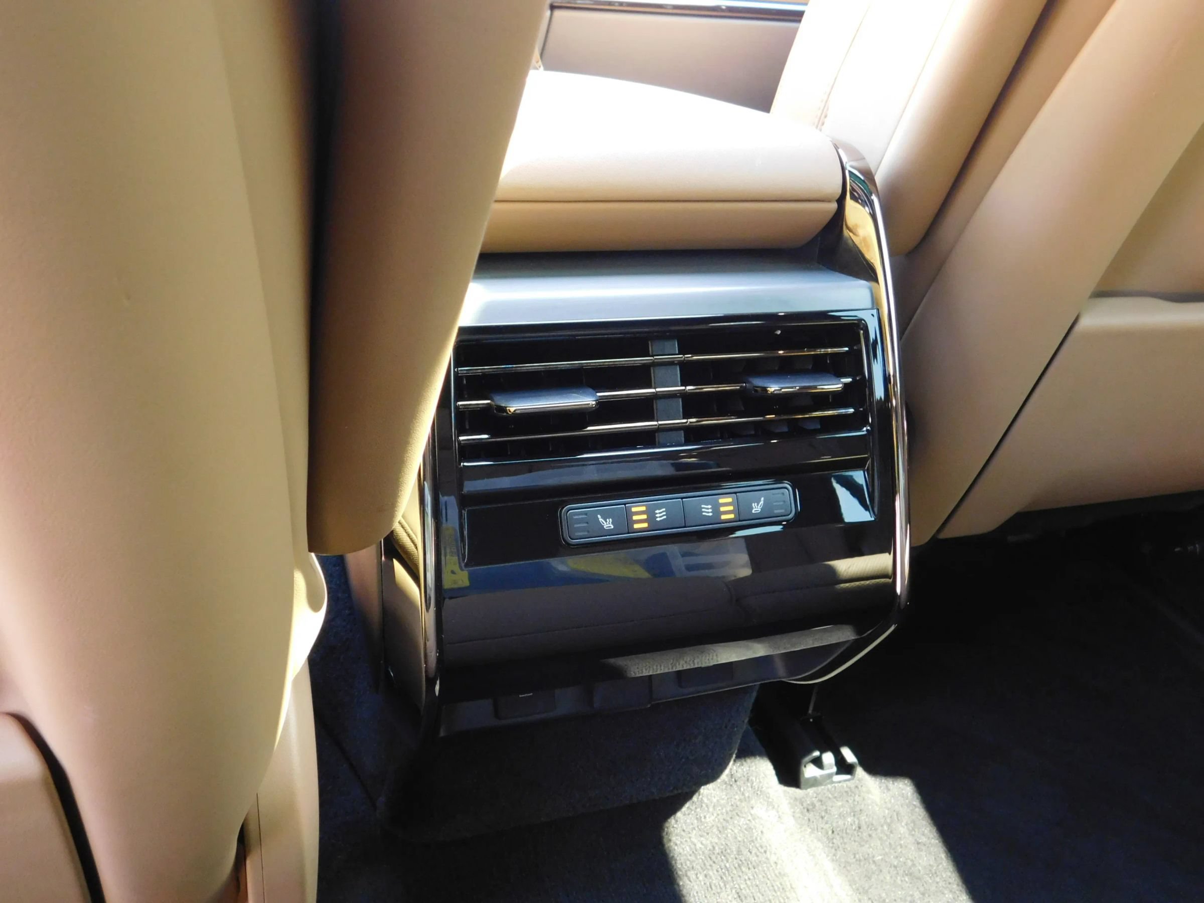 Used 2025 Land Rover Range Rover Sport SE AWD/4WD image 14