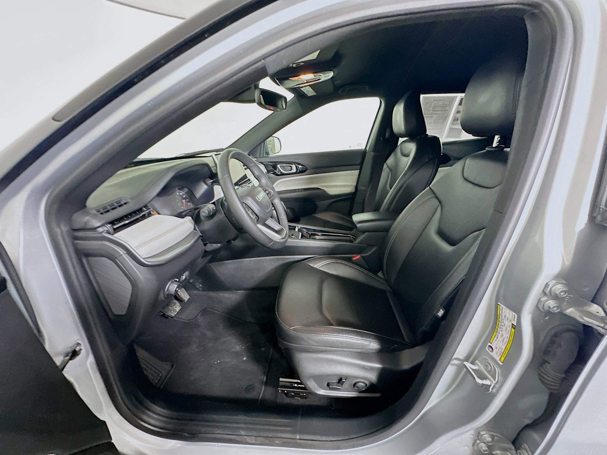 Used 2025 Jeep Compass Limited image 13