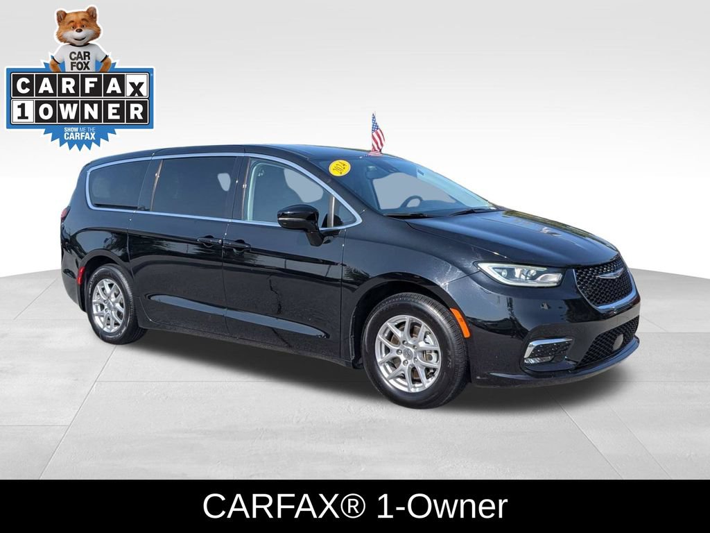 Used 2024 Chrysler Pacifica Touring-L FWD image 2