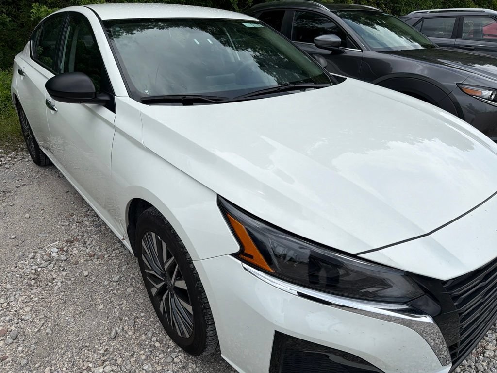 Used 2025 Nissan Altima 2.5 SV FWD image 9