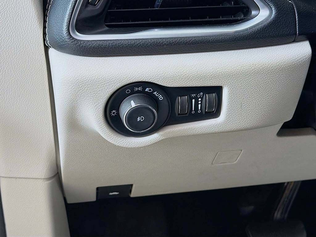 Used 2023 Chrysler Pacifica Limited w/ Uconnect Theater Family Group FWD image 37
