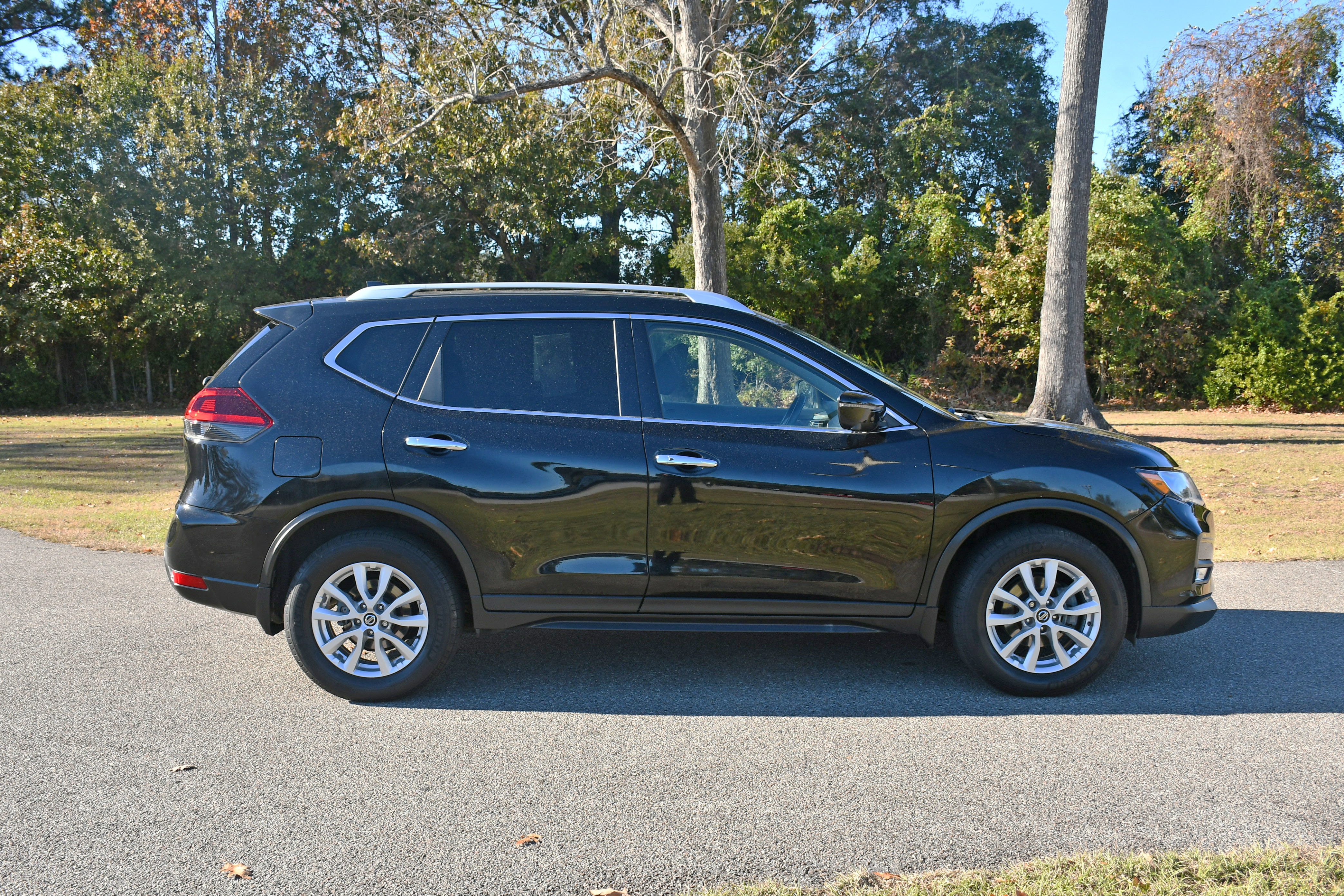 Used 2018 Nissan Rogue SV w/ Premium Package image 5