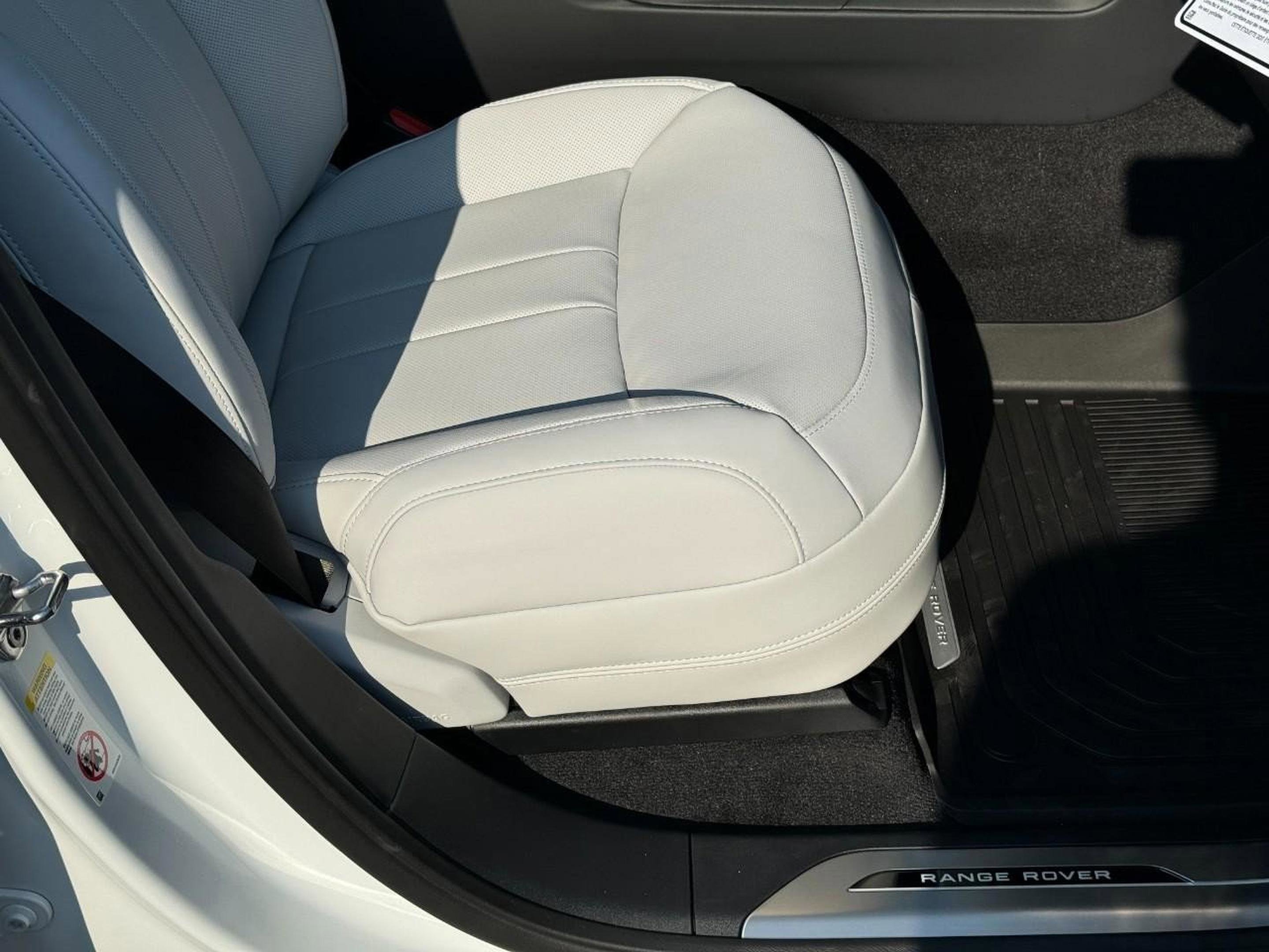 Used 2025 Land Rover Range Rover Sport SE image 18