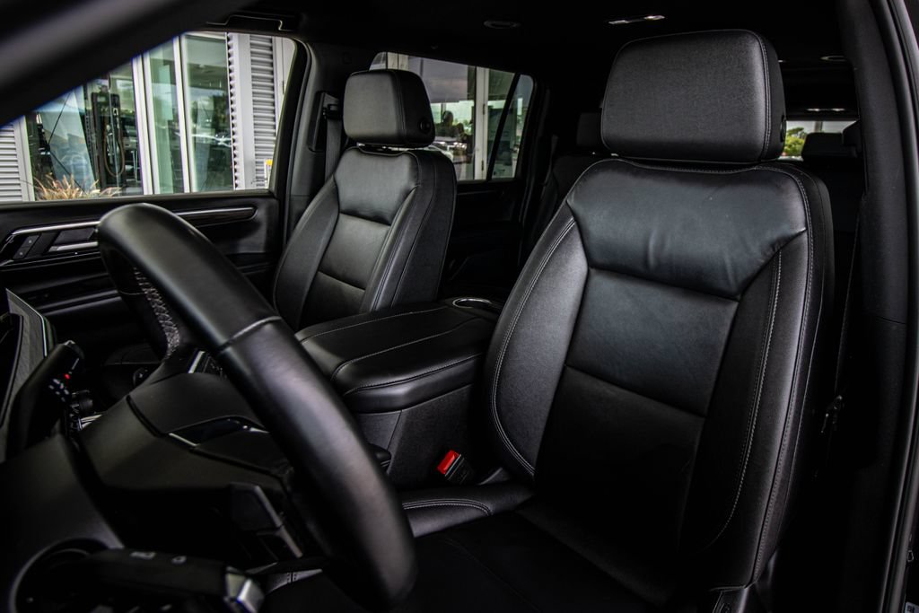 Used 2025 Chevrolet Suburban LT RWD image 24