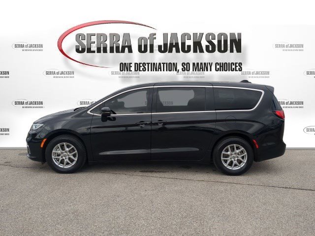 Used 2023 Chrysler Pacifica Touring-L image 5