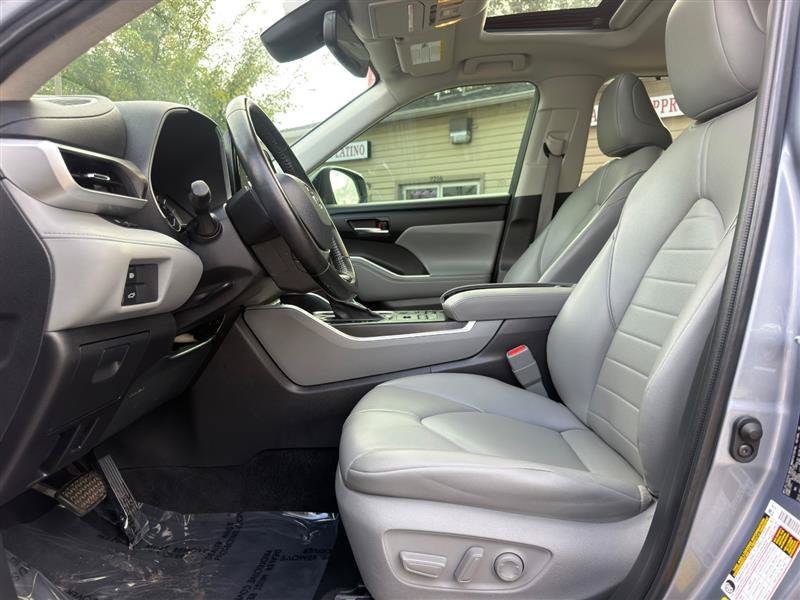 Used 2022 Toyota Highlander XLE AWD/4WD image 22