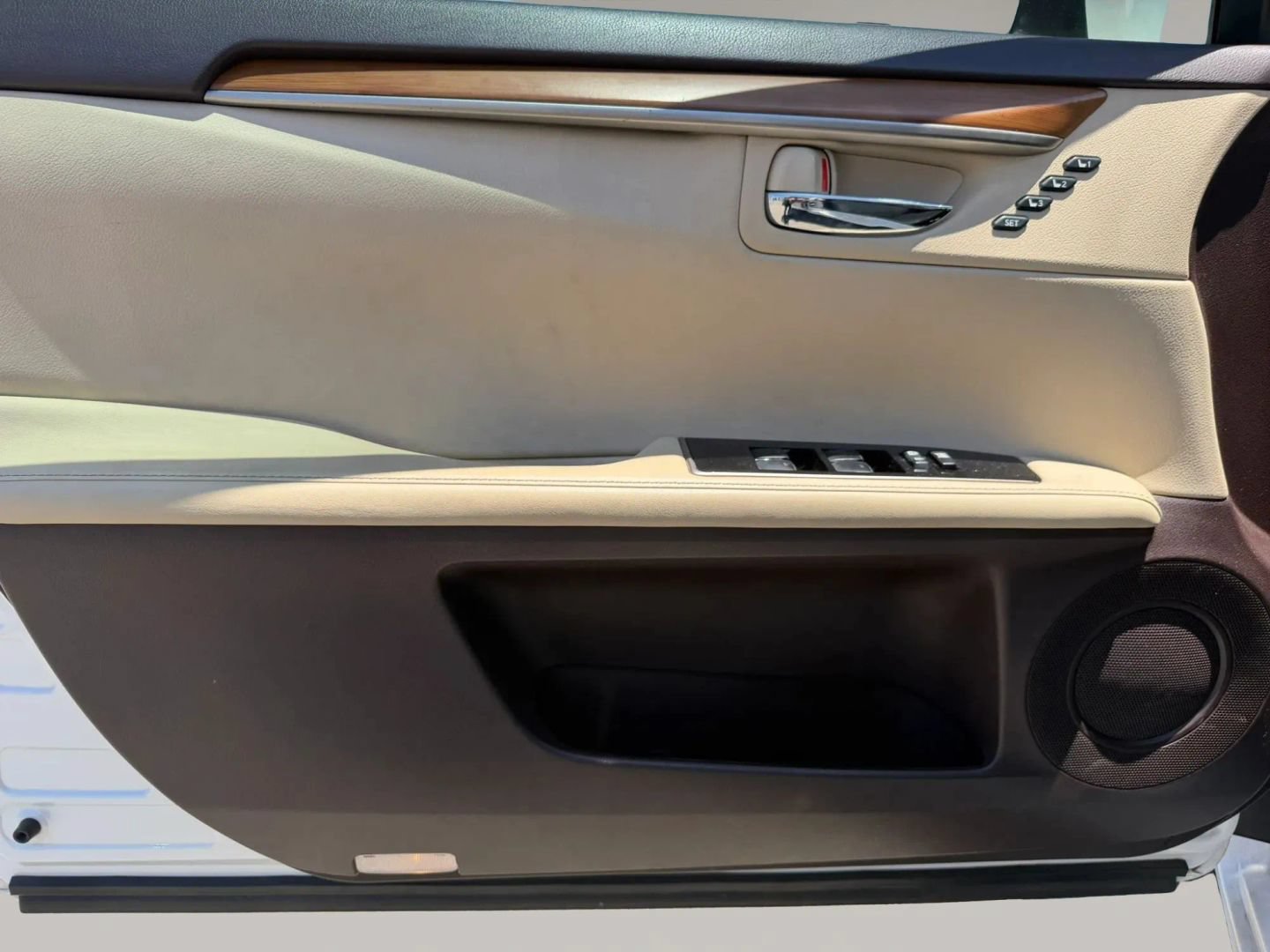 Used 2016 Lexus ES 300h w/ Luxury Package w/Wood Trim FWD image 9