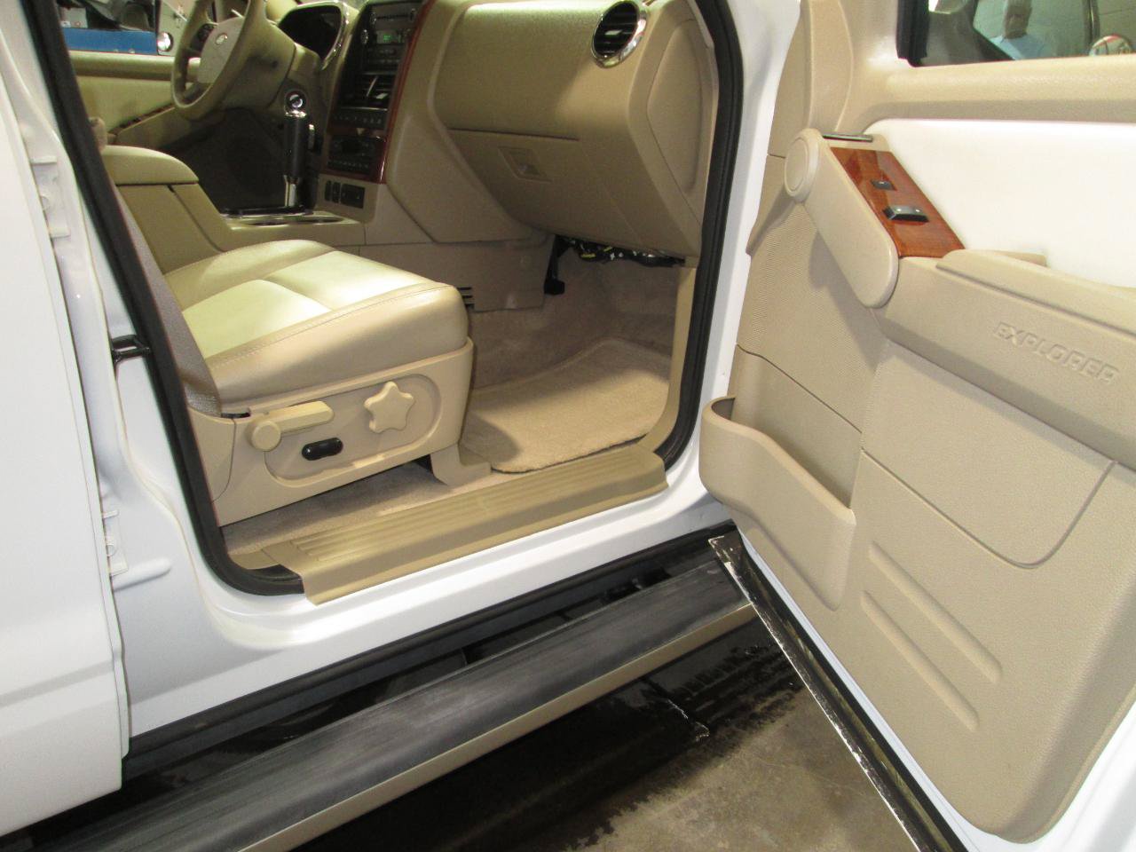 Used 2008 Ford Explorer Eddie Bauer AWD/4WD image 17