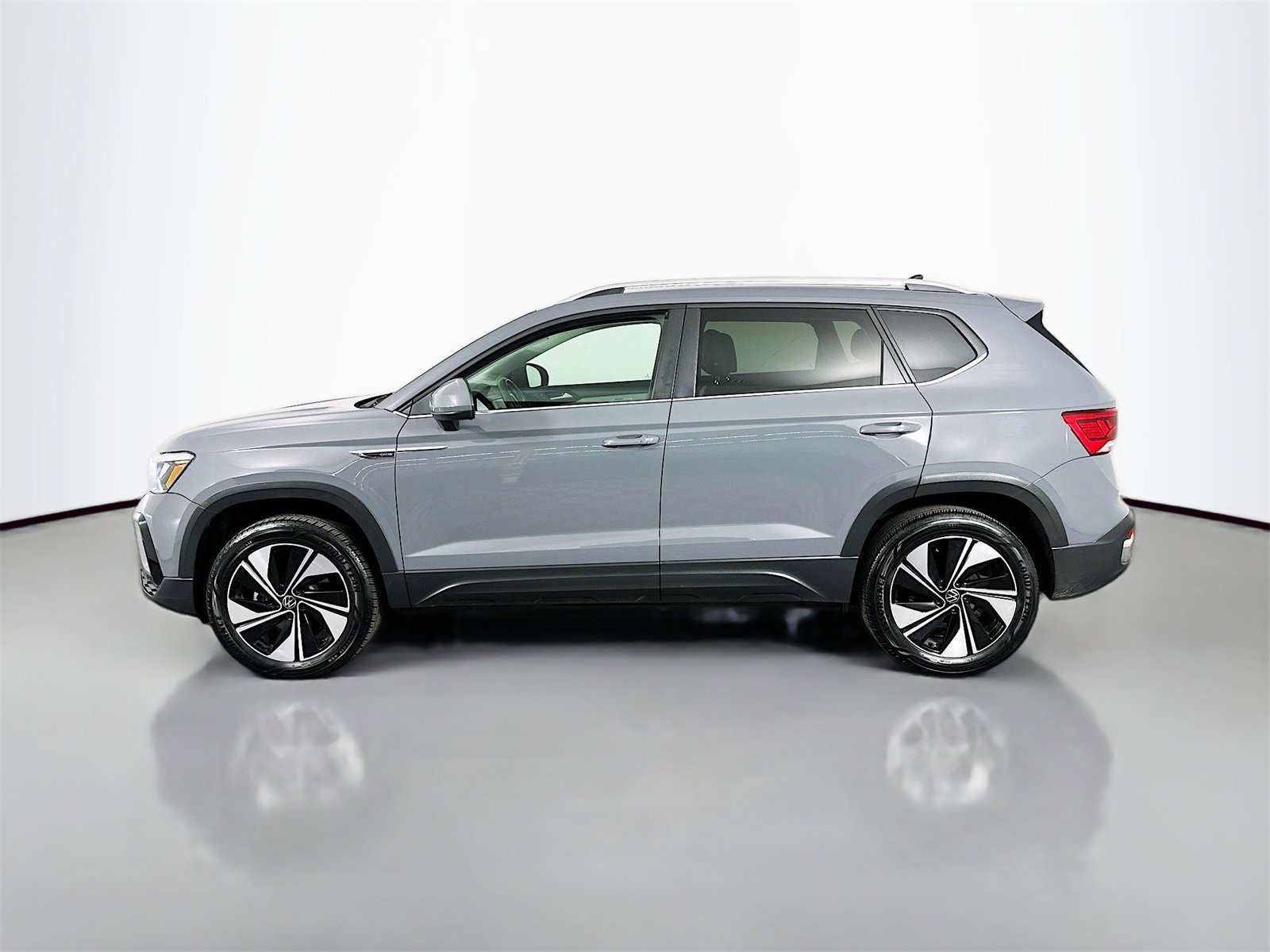 Used 2024 Volkswagen Taos SE w/ Panoramic Sunroof Package image 4