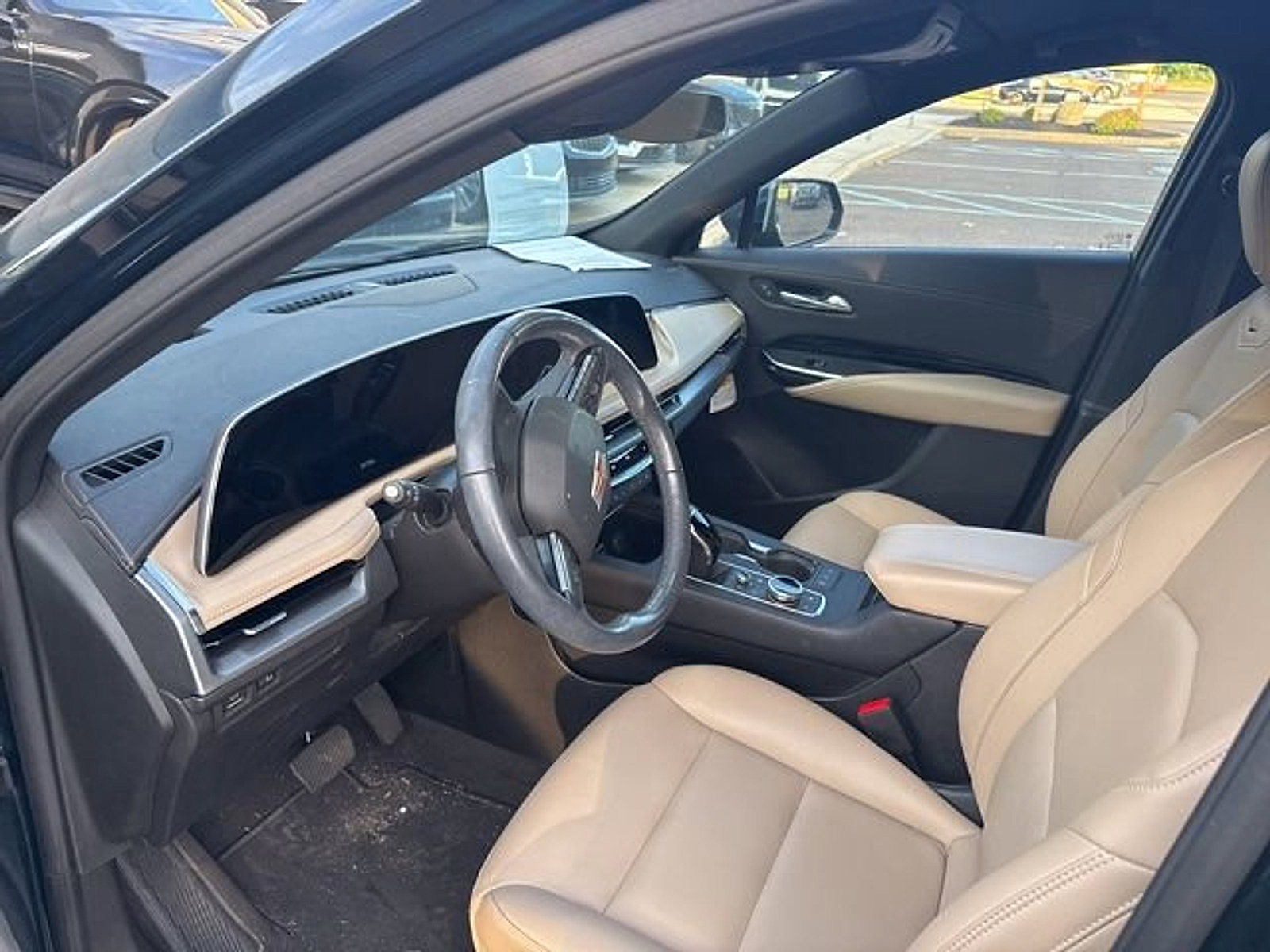 Used 2024 Cadillac XT4 Luxury w/ Cold Weather Package FWD image 9