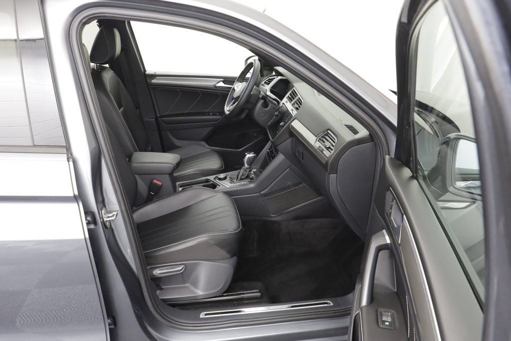 Certified 2023 Volkswagen Tiguan SE R-Line AWD/4WD image 19