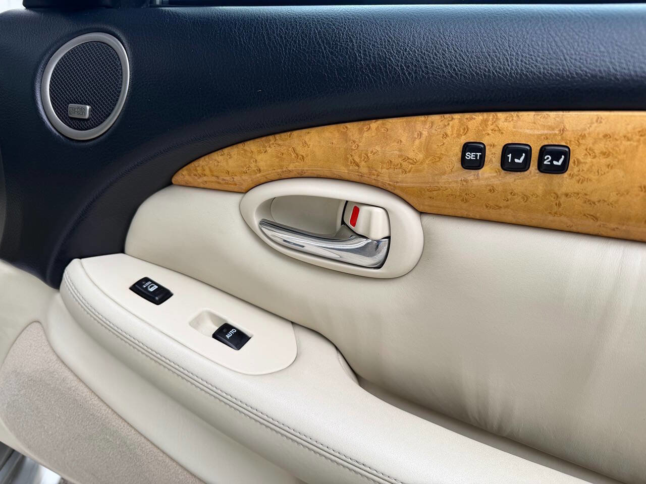 Used 2005 Lexus SC 430 Convertible image 19