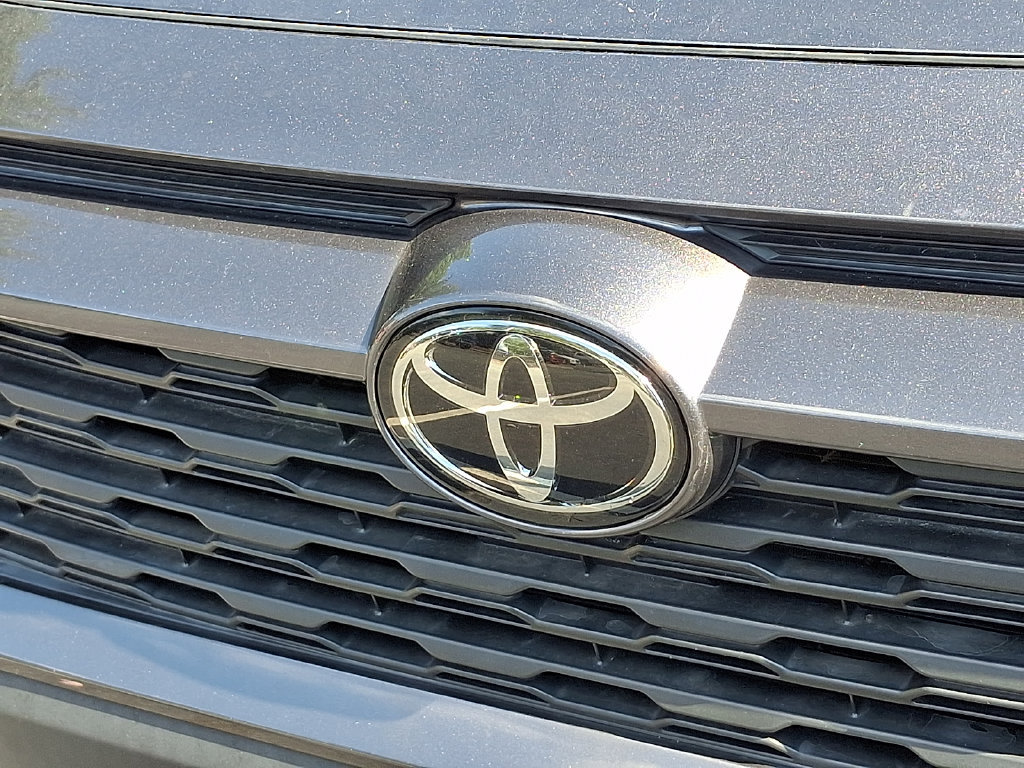 Used 2022 Toyota RAV4 LE FWD image 5