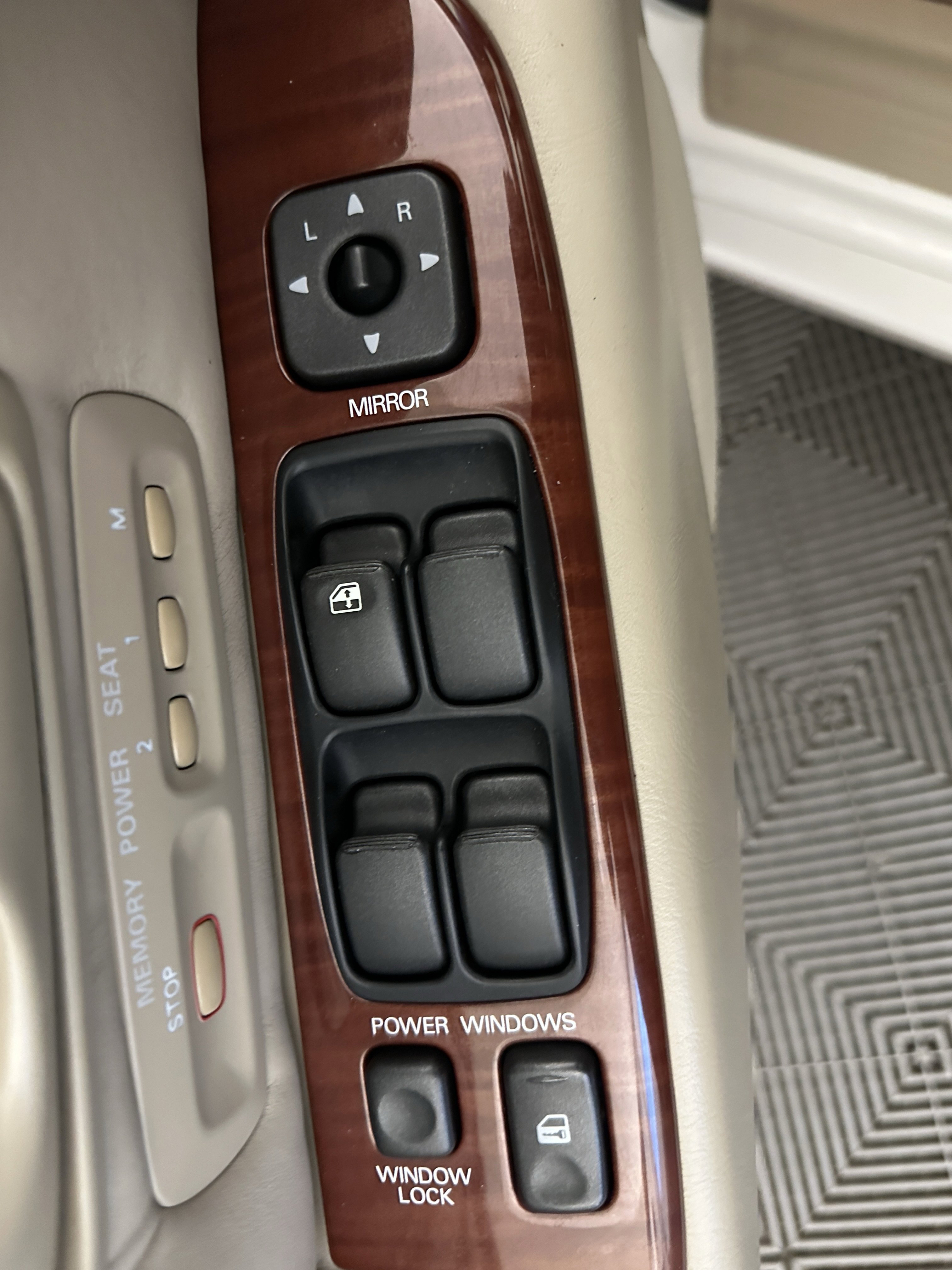 Used 2004 Mitsubishi Diamante LS image 28