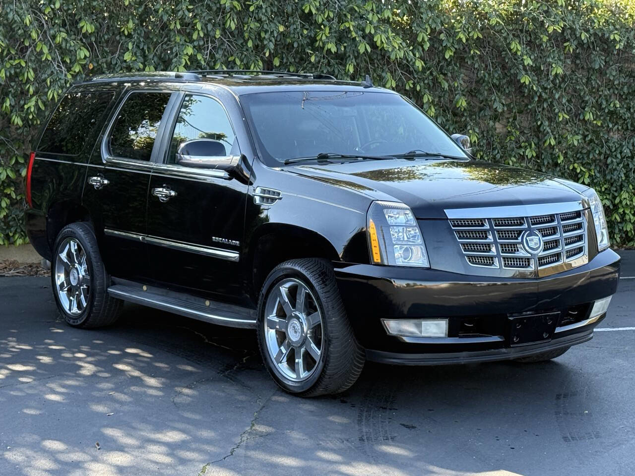 Used 2010 Cadillac Escalade Luxury image 2