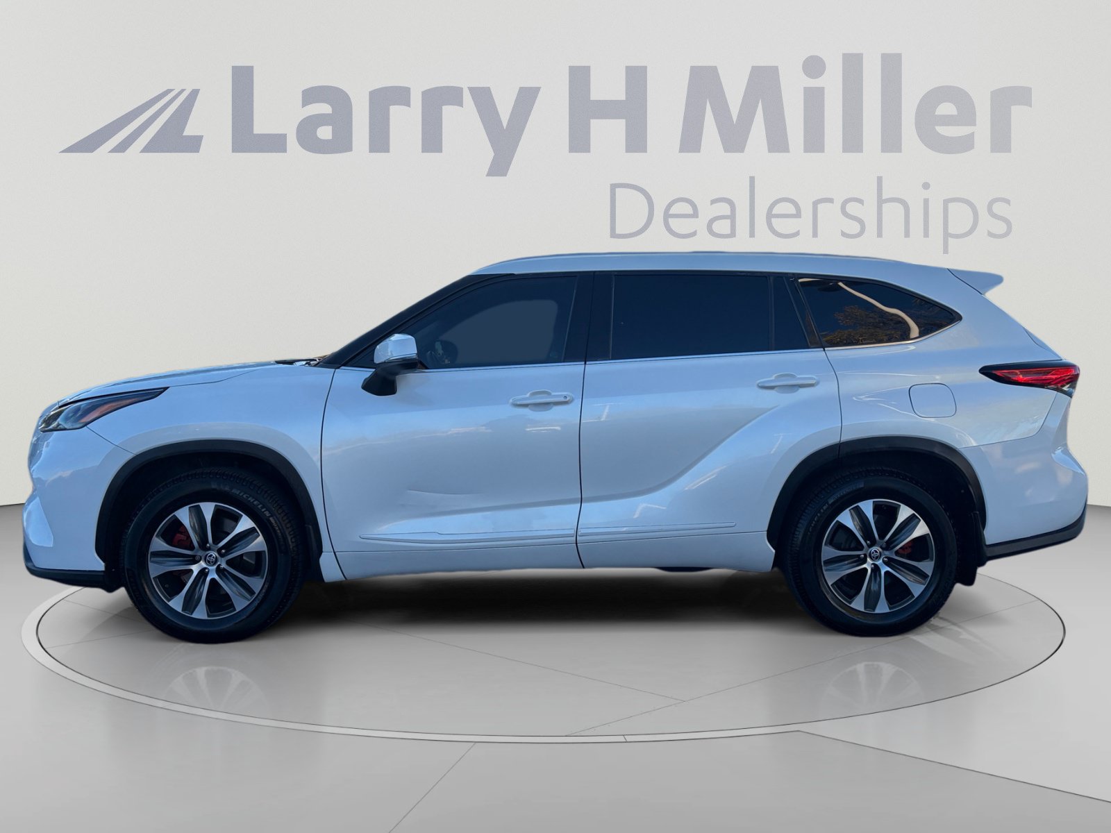 Used 2022 Toyota Highlander XLE AWD/4WD image 2