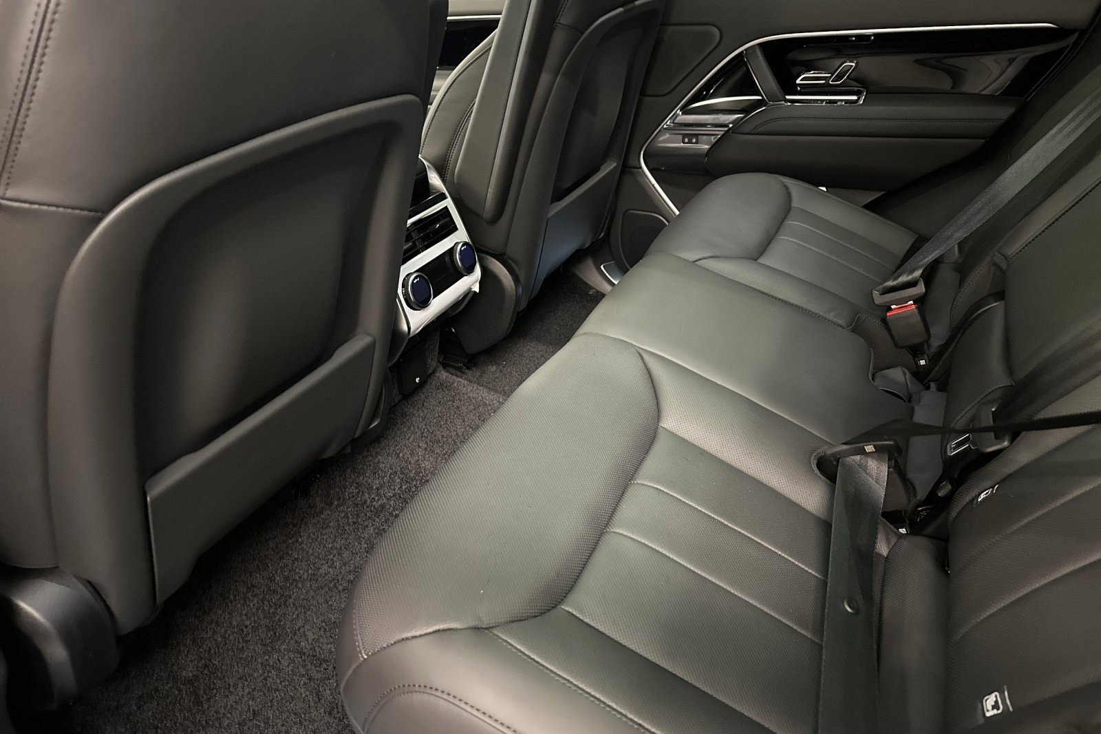 New 2026 Land Rover Range Rover SE image 15