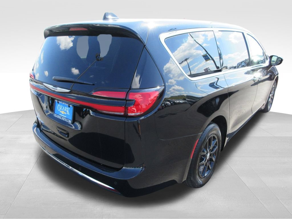 Used 2024 Chrysler Pacifica Touring-L FWD image 5