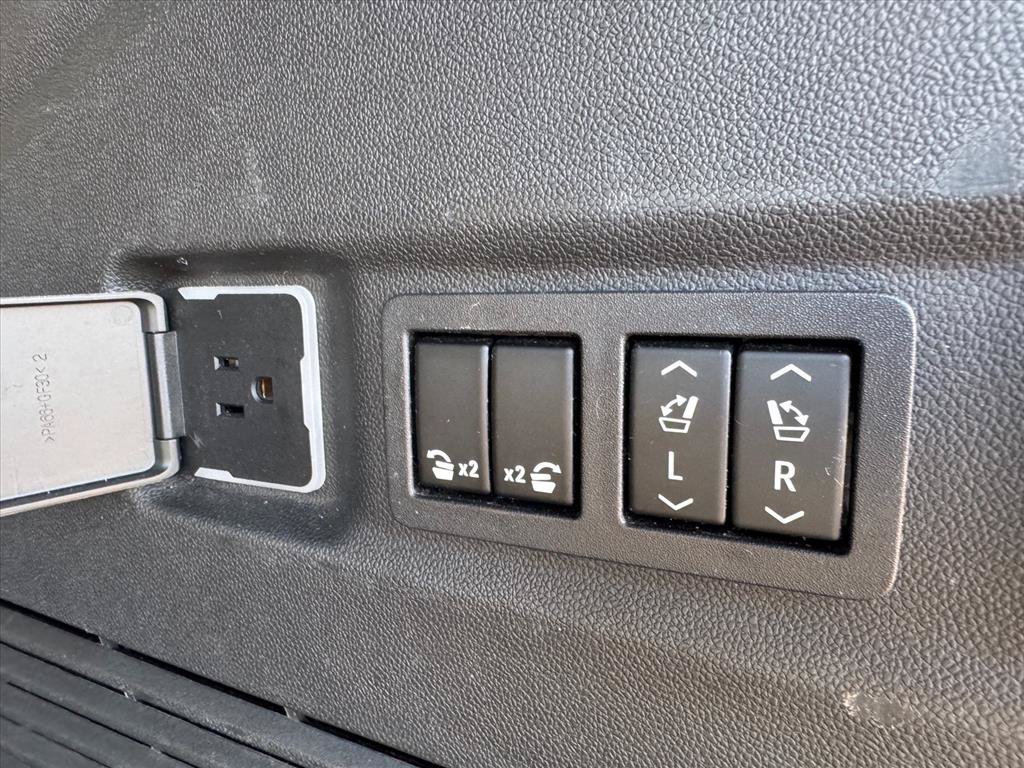 Used 2022 Chevrolet Suburban Premier AWD/4WD image 12