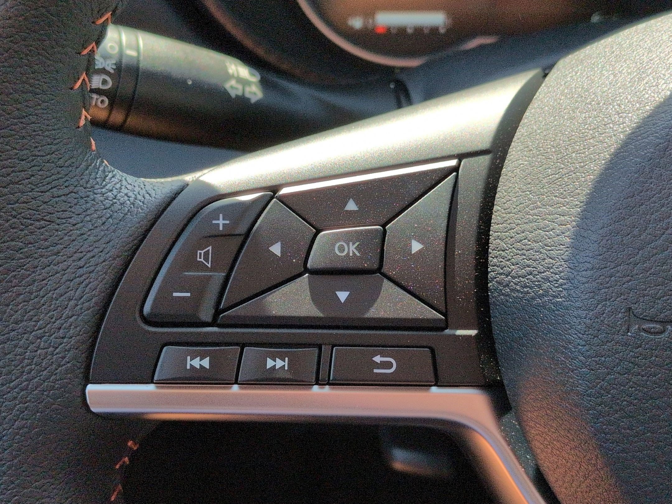 New 2025 Nissan Versa SR w/ Trunk Package image 14